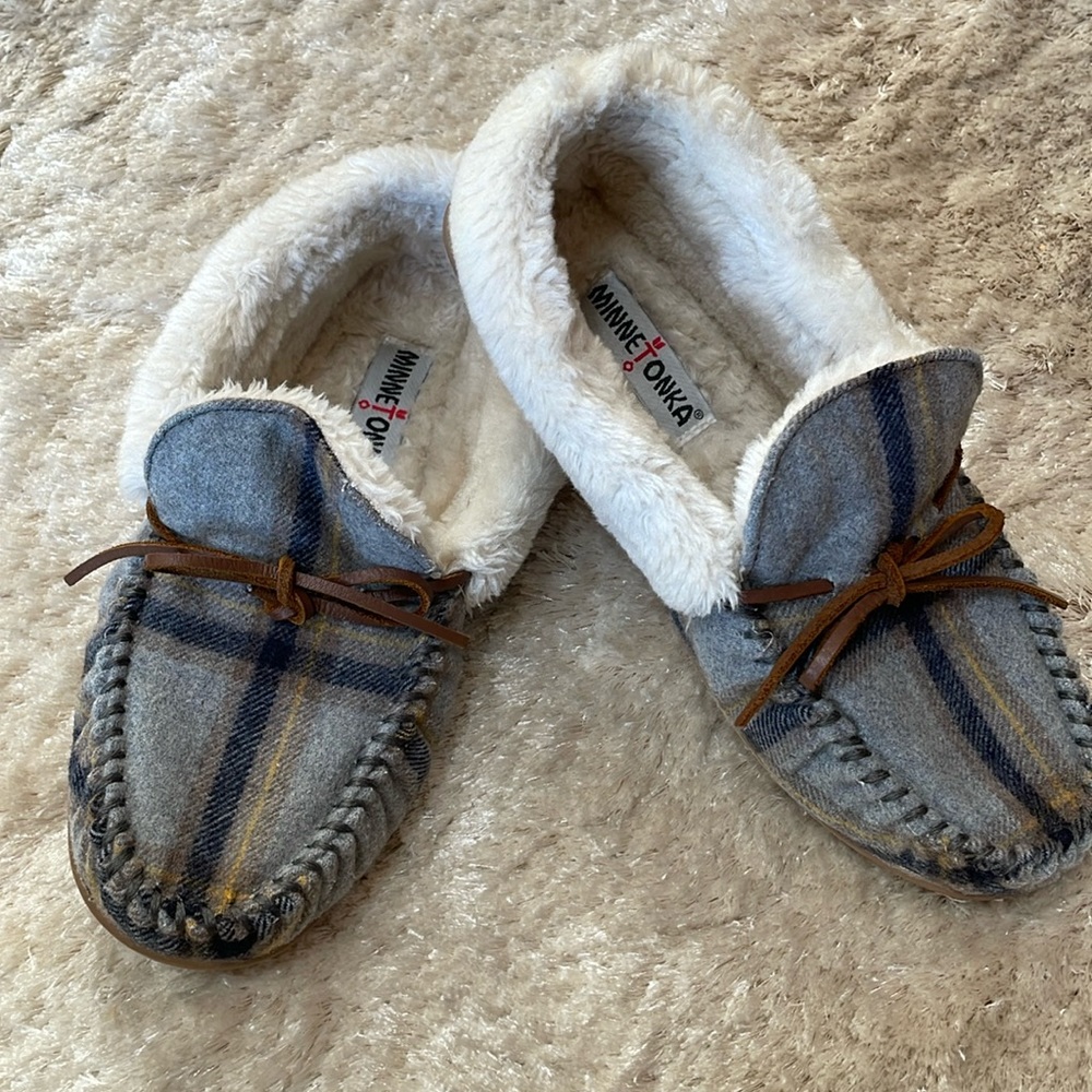 Minnetonka Chrissy Gray Blue Plaid Moccasins Slippers Size 11